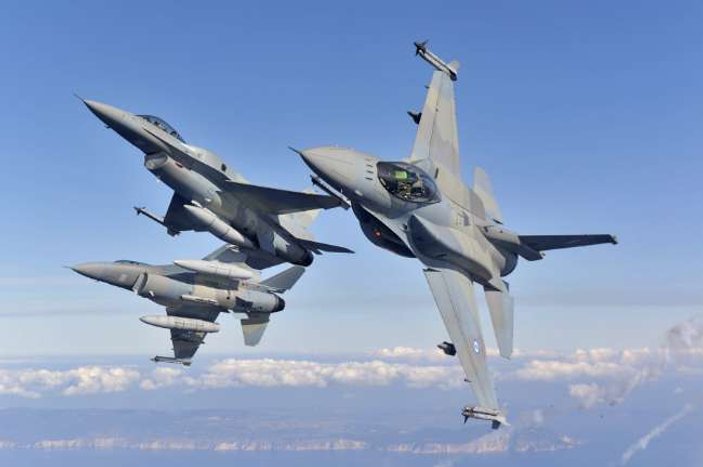 Yunan F-16'larından deniz karakol uçağına taciz