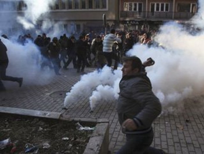 Kosova'da öğrenci protestoları: 71 yaralı