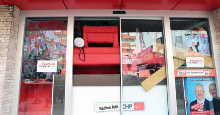 Antalya'da CHP il binası işgal edildi