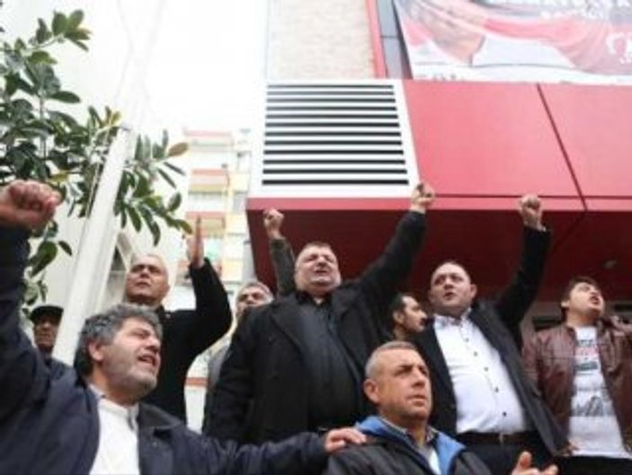 Antalya'da partililer CHP il binasını işgal etti