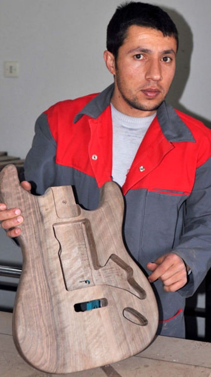 Bitlisli genç ürettiği gitarları dünyaya satıyor