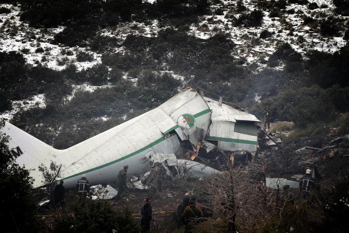 Cezayir'de askeri nakliye uçağı düştü