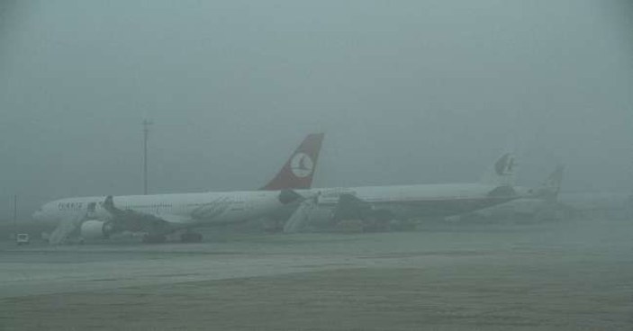 İstanbul'da yoğun sis uçak seferlerini de etkiledi