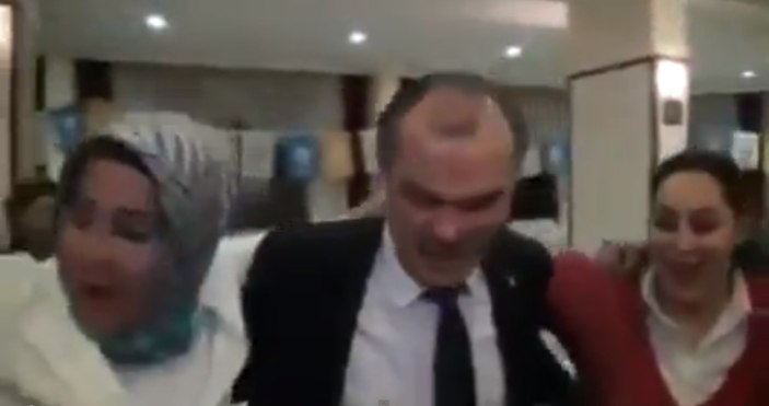 AK Parti teşkilat toplantısında Dombra halayı - izle