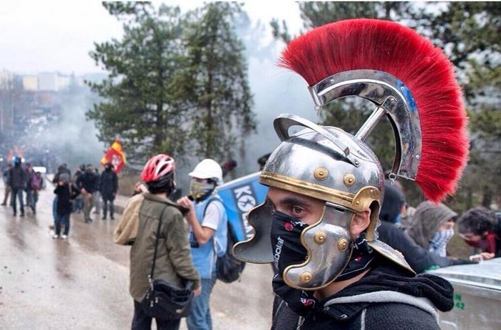 ODTÜ'de yol protestosuna Bizans kıyafetiyle katıldı