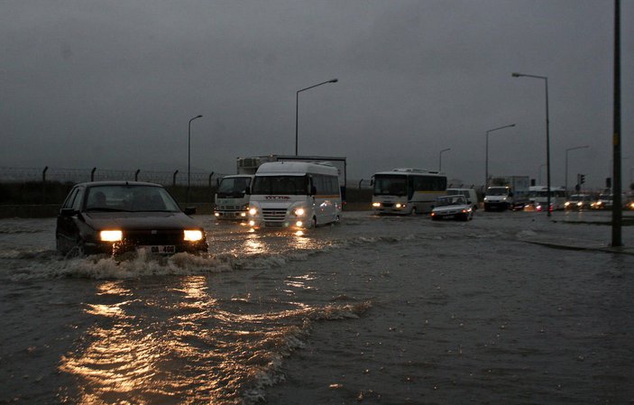 İzmir'de kuvvetli sağanak yağış hayatı felç etti