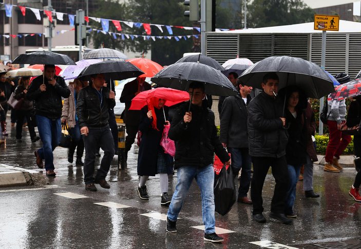 İzmir'de kuvvetli sağanak yağış hayatı felç etti
