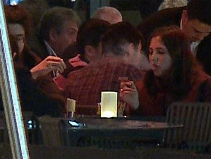 Zehra Çilingiroğlu peş peşe sigara yaktı