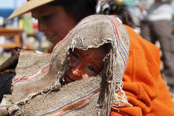 Peru'da çocuklar sağlıkla olsun diye kanla yıkanıyor