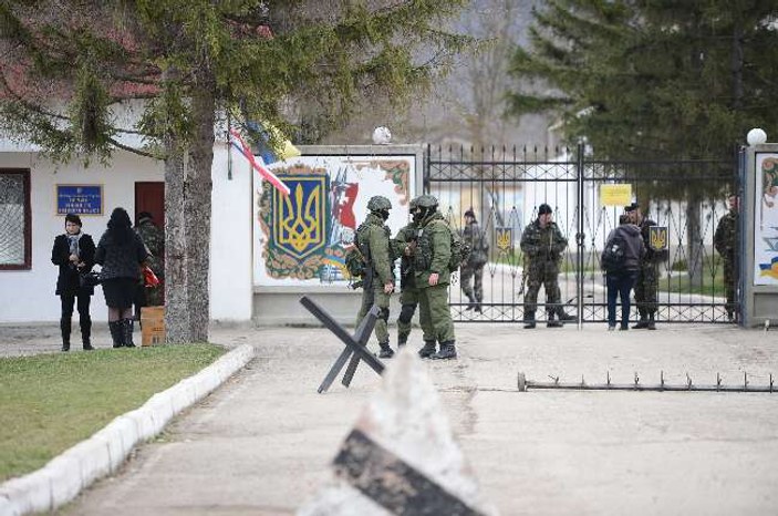 Rus askerleri Kırım'da bir askeri üssü daha ele geçirdi
