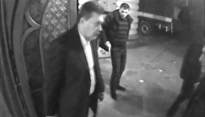 Kaçak Başkan Yanukoviç suç üstü yakalandı İZLE
