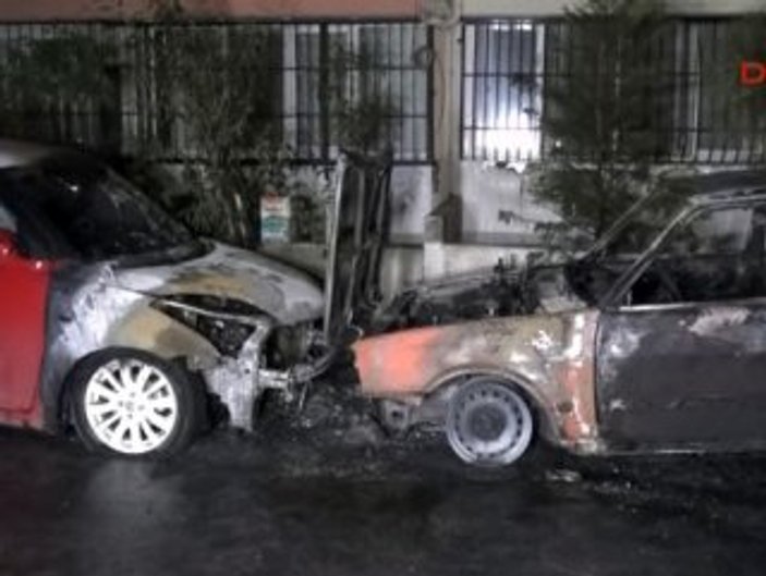 İzmir'de bir baba ve oğlunun otomobilleri kundaklandı