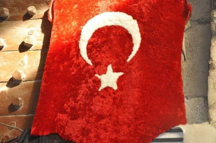 Şanlıurfa'da koyun postundan Türk Bayrağı yapıldı
