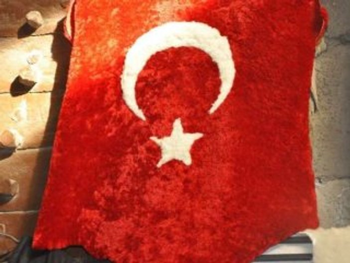 Şanlıurfa'da koyun postundan Türk Bayrağı yapıldı
