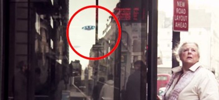 Otobüs durağında görenleri şoka sokan reklam İZLE