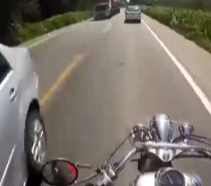 Brezilyalı motosiklet sürücüsü kazadan son anda kurtuldu İZLE