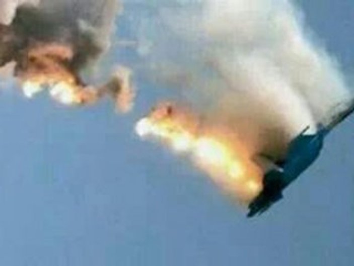 Suriye uçağının vurulduğu an görüntülendi