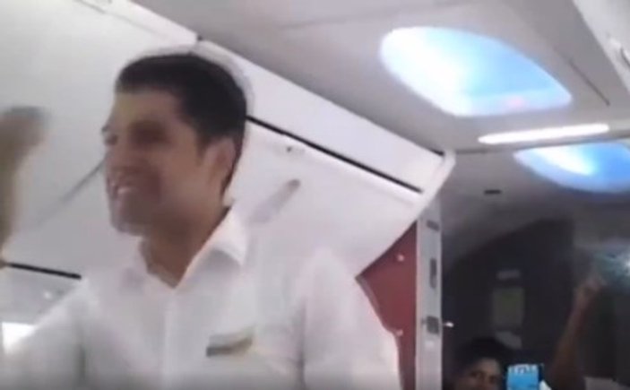Hindistanlı pilotlar uçağı bırakıp dans etti İZLE