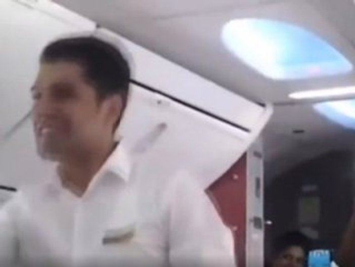 Hindistanlı pilotlar uçağı bırakıp dans etti İZLE