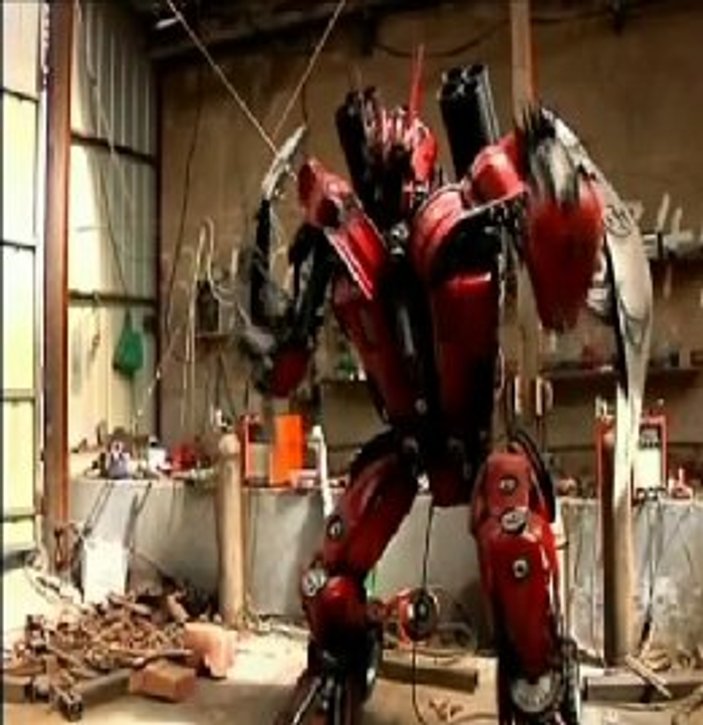 Bir çiftçi hurdalardan Transformers robotları yaptı İZLE