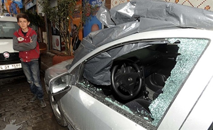 Beyoğlu'nda 52 aracın camlarını sopalarla kırdılar