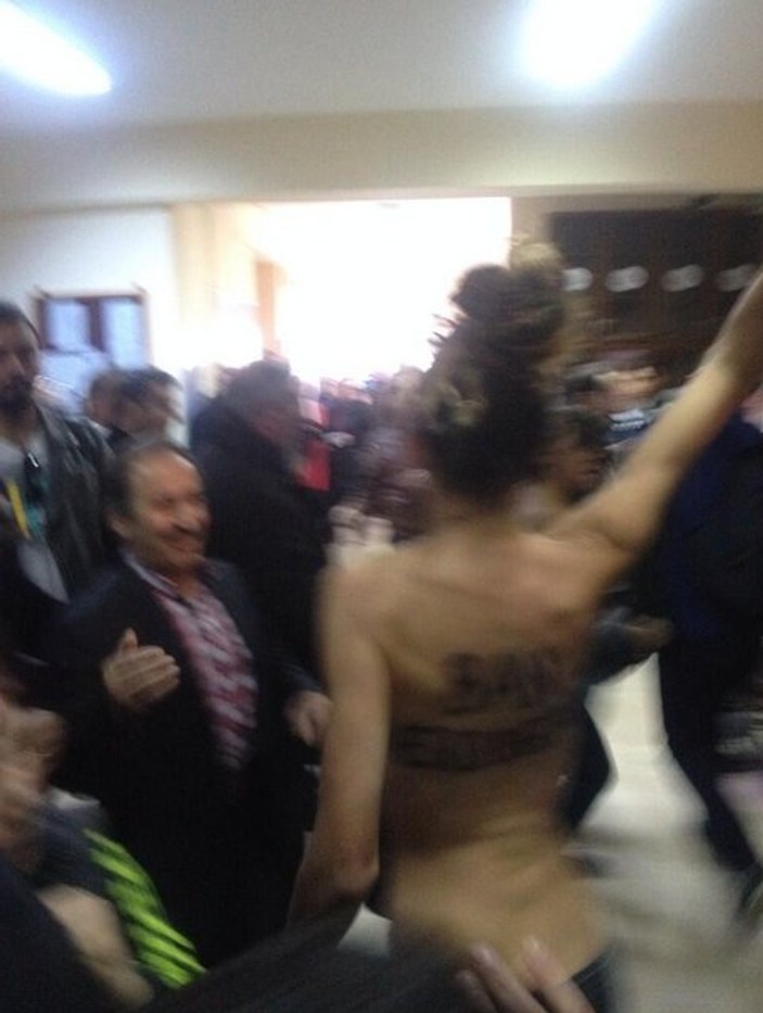 FEMEN Üsküdar'da okul bastı İZLE