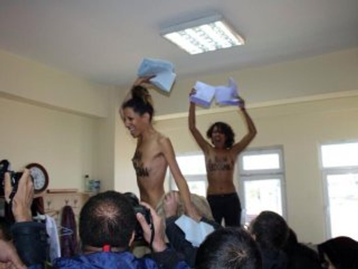 FEMEN Üsküdar'da okul bastı İZLE