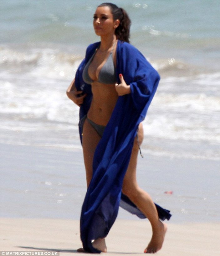 Kim Kardashian yine bikini giydi