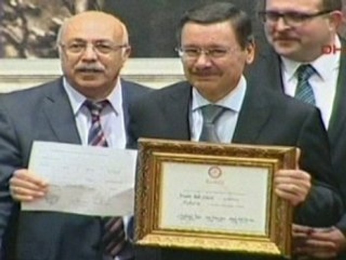Melih Gökçek mazbatasını aldı