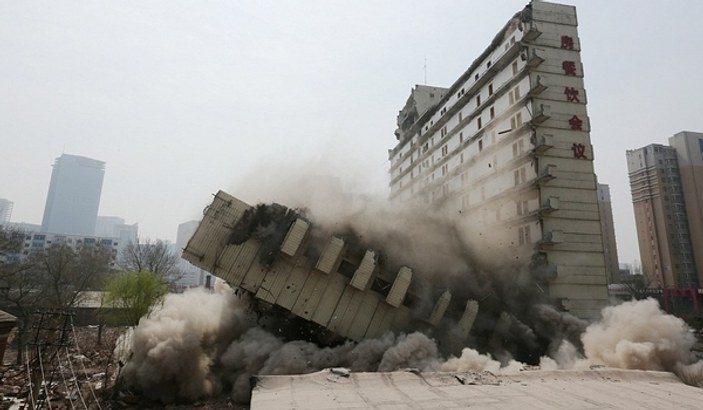 Çin'de yıkılan bina ortadan ikiye ayrıldı İZLE
