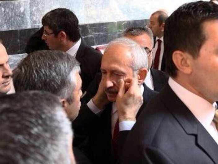 Kılıçdaroğlu'nun yüzüne para basılması tartışma çıkardı