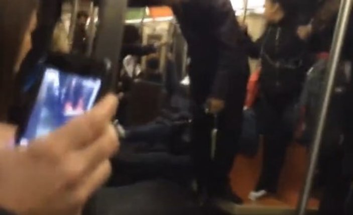 New York metrosunda fare paniği İZLE