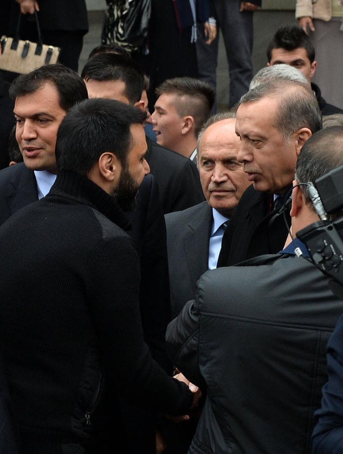 Başbakan Erdoğan cami çıkışında Alişan'la sohbet etti