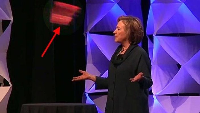 Hillary Clinton'a konferans sırasında ayakkabı fırlatıldı İZLE