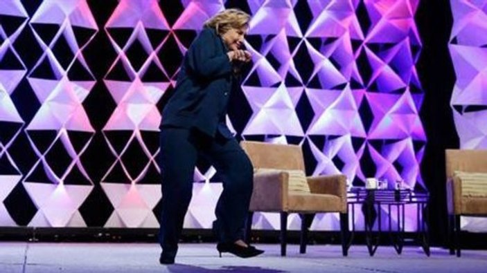 Hillary Clinton'a konferans sırasında ayakkabı fırlatıldı İZLE