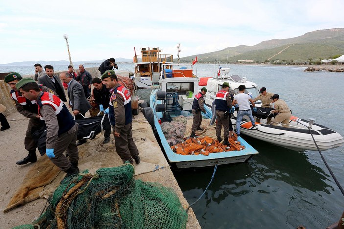 İzmir'de kaçakları taşıyan tekne battı