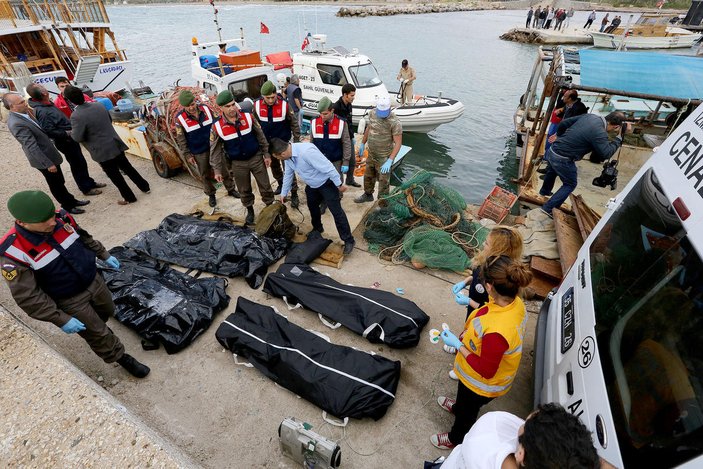 İzmir'de kaçakları taşıyan tekne battı
