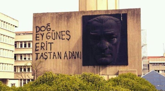Boğaziçi'nde Atatürk rölyefine yazılan yazı olay çıkardı