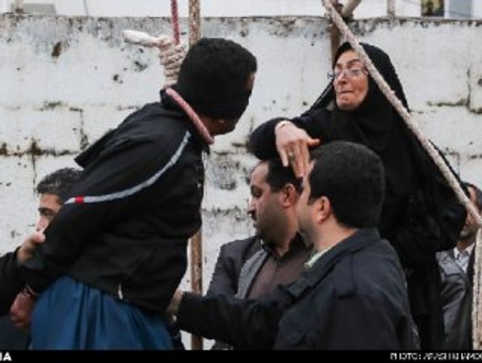İran'da bir kadın oğlunun katilini son anda ipten aldı İZLE
