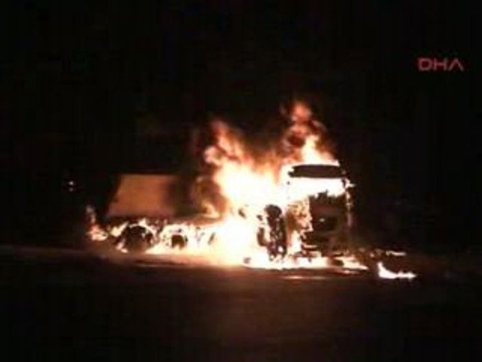Antalya'da bir otomobil TIR'ın altına girdi: 5 ölü