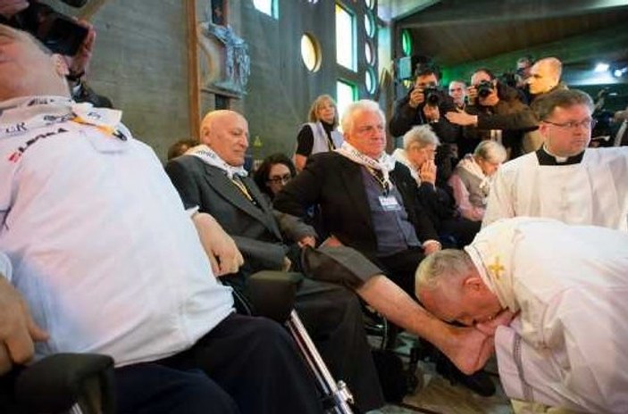 Papa Francisco 12 engellinin ayağını yıkayıp öptü
