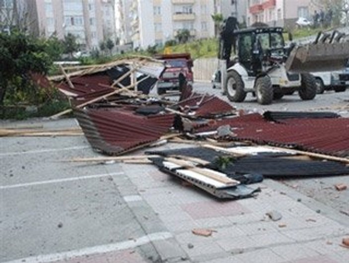 Sinop'ta fırtına çatıları uçurdu