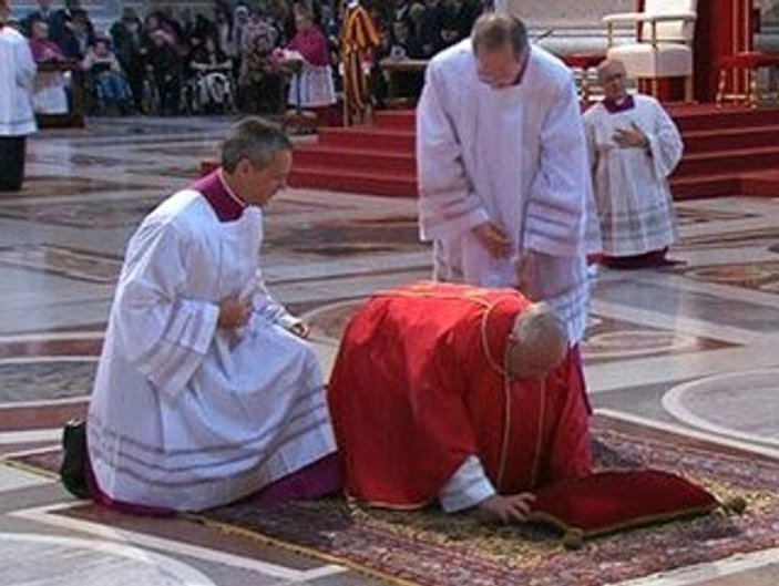 Papa Franciscus Haç Yolu ayinini yönetti