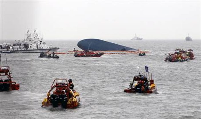 Güney Kore'de batan gemiden çıkan cesetler su üstüne çıktı