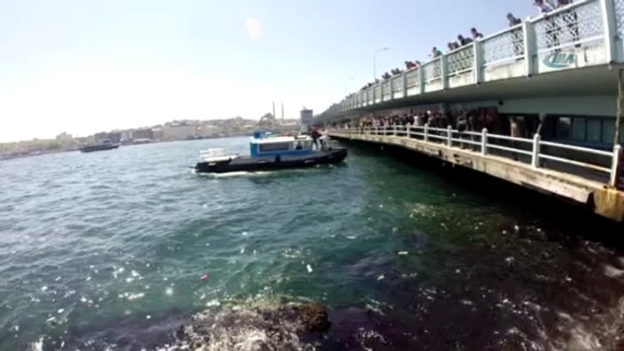 Yaşlı bir adam Galata Köprüsü'nden denize düştü İZLE