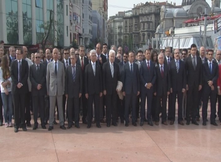 Taksim'de 23 Nisan dolayısıyla tören düzenlendi