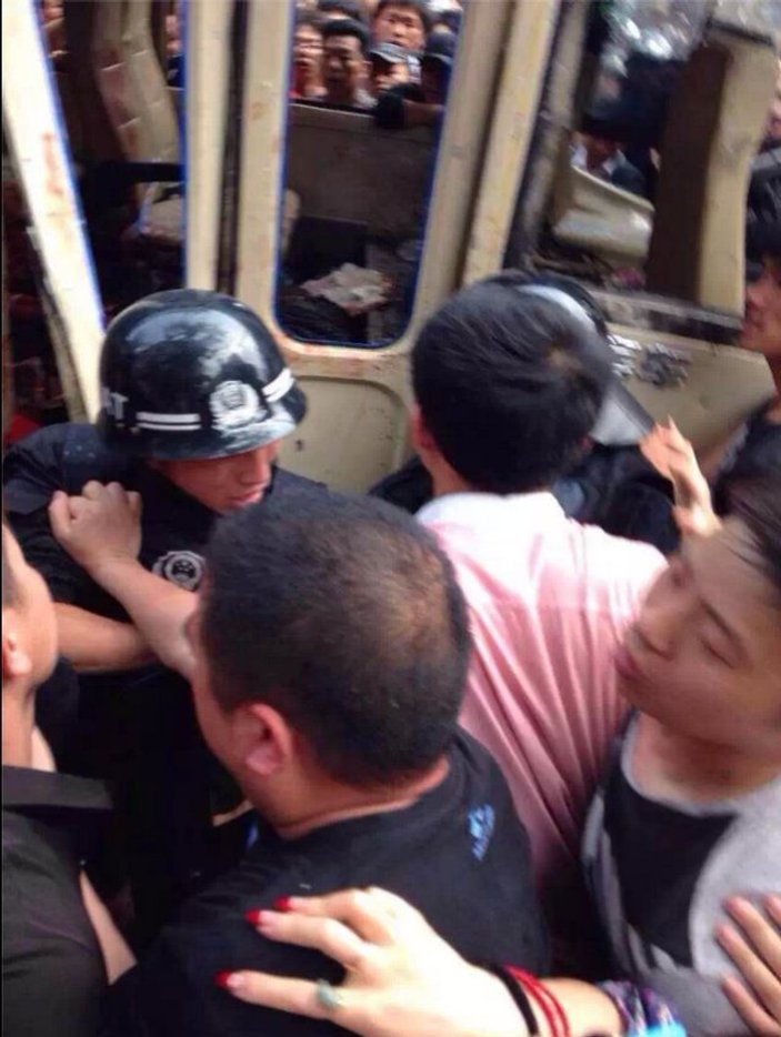 Çin'de 5 polis halk tarafından linç edildi İZLE