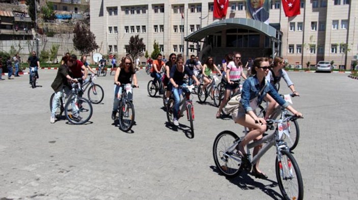 Yabancı öğrenciler Cudi'de bisiklete bindi
