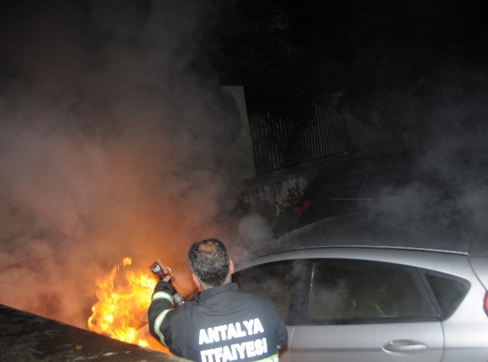 Antalya'da bir otoparkta korkutan yangın