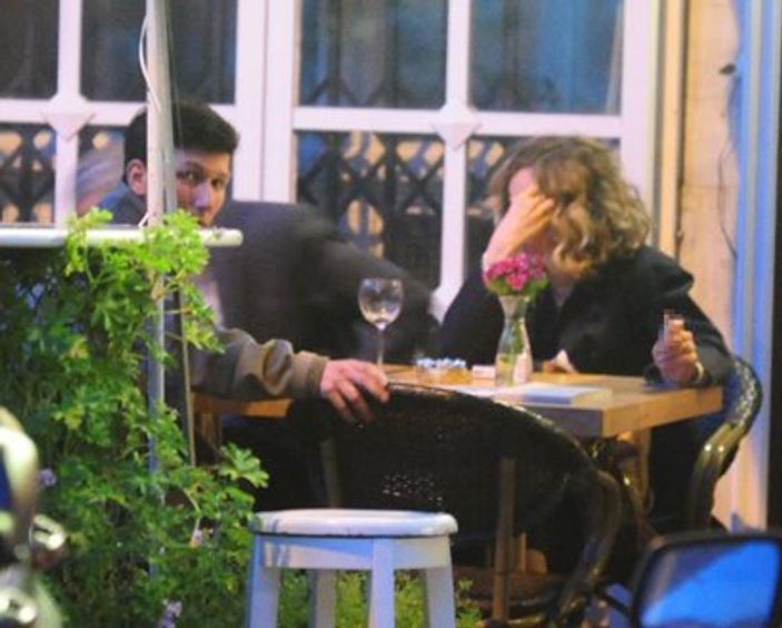 Orhan Pamuk sevgilisiyle yakalandı